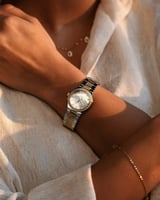 ‎ ساعة نسائية من فنشي بلون ذهبي وفضي