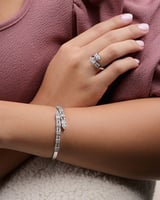 ‎ طقم نسائي مميز بلون فضي