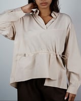 ‎ بلوزة نسائية الفي اند كو بتصميم مميز بلون بيج