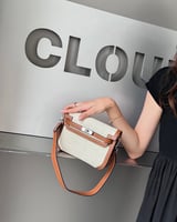 ‎ شنطة نسائية من الجلد بلون بيج وبني