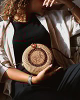 ‎ شنطة نسائية بتصميم عصري بلون بيج