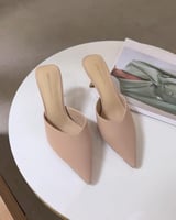 ‎ حذاء نسائي كلاسيك باللون البيج