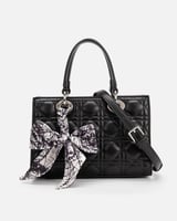  شنطة نسائية باللون الأسود