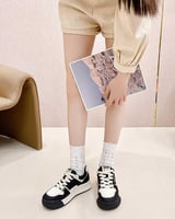 ‎ حذاء نسائي عملي باللون الأسود و الأبيض