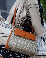 ‎ شنطه نسائيه بتصميم عصري بلون بني | NLH003F440701