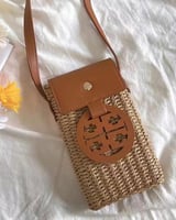 ‎ شنطة نسائية بتصميم أنيق بلون بني