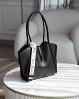 ‎ شنطة نسائية من الجلد بلون أسود | MLH056F0201