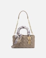 شنطة نسائية الفي اند كو بجلد بارز بلون رمادي