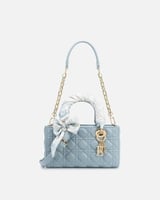 شنطة نسائية الفي اند كو بجلد بارز بلون أزرق