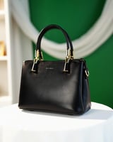 ‎ شنطة نسائية من الجلد باللون الأسود