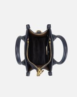 شنطة نسائية مميزة باللون البيج والأزرق