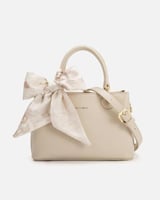 ‎ شنطة نسائية بتصميم مميز بلون بيج