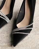 ‎ حذاء نسائي بكعب عالي باللون الأسود