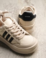 ‎ حذاء نسائي عملي باللون البيج