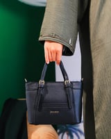 ‎ شنطة نسائية باللون الأسود