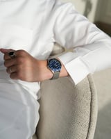 ‎ ساعة رجالية زايروس بسير شبكي رمادي