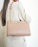 شنطة نسائية آن عملية باللون البني