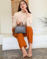 شنطة نسائية إمزوري جلد بلون رمادي