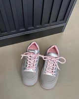 ‎ حذاء نسائي عصري باللون الفضي