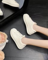 ‎ حذاء نسائي عملي باللون الأبيض