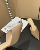 ‎ حذاء نسائي كلاسيك باللون البني