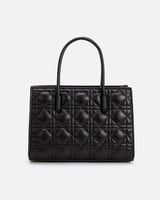  شنطة نسائية باللون الأسود