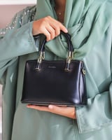 ‎ شنطة نسائية من الجلد باللون الأسود