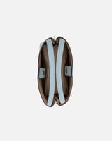 شنطة نسائية من الجلد بتصميم مميز بلون أزرق