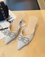 ‎ حذاء نسائي كلاسيك باللون الأبيض