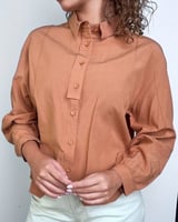 ‎ بلوزة نسائية الفي اند كو بتصميم مميز بلون بني