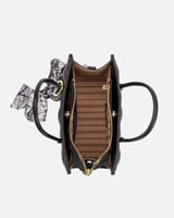  شنطة نسائية باللون الأسود