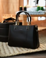 ‎ شنطة نسائية باللون الأسود