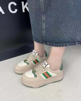 ‎ حذاء نسائي عملي باللون البيج