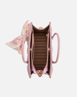  شنطة نسائية باللون الوردي