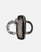 شنطة نسائية الفي اند كو بجلد بارز بلون أسود