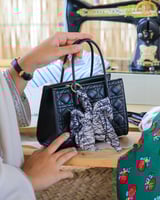  شنطة نسائية باللون الأسود