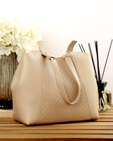 شنطة نسائية من الجلد بلون بيج