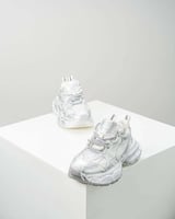 ‎ حذاء نسائي مميز باللون الفضي