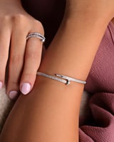 ‎ طقم نسائي فينشي كلاسيك بلون فضي