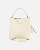 ‎ شنطة نسائية جلد باللون الأبيض