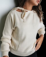 ‎ بلوزة نسائية الفي اند كو بتصميم أنيق بلون بيج