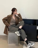 ‎ حذاء نسائي عصري باللون الرمادي