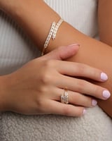 ‎ طقم نسائي فينشي مميز بلون ذهبي