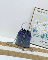 ‎ شنطة نسائية بلون أزرق لامع