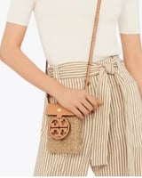 ‎ شنطة نسائية بتصميم أنيق بلون بني