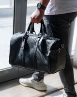  شنطة عصرية للجنسين بلون أسود