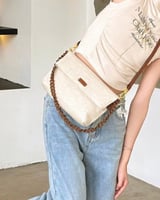 ‎ شنطة نسائية بتصميم أنيق بلون بيج