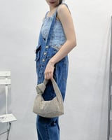 ‎ شنطة نسائية بلون فضي لامع