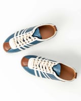 ‎ حذاء نسائي عصري باللون الأزرق