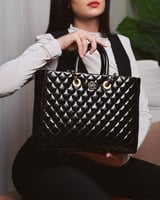 ‎ شنطة نسائية أنيقة بلون أسود